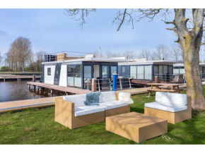Unique holiday home in a beautiful location in Waterrijck Sneekermeer Marina